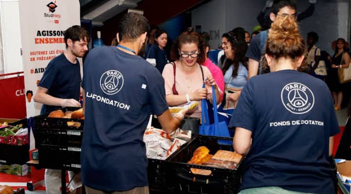 StudHelp - Une distribution alimentaire au Parc des Princes ! Part 2